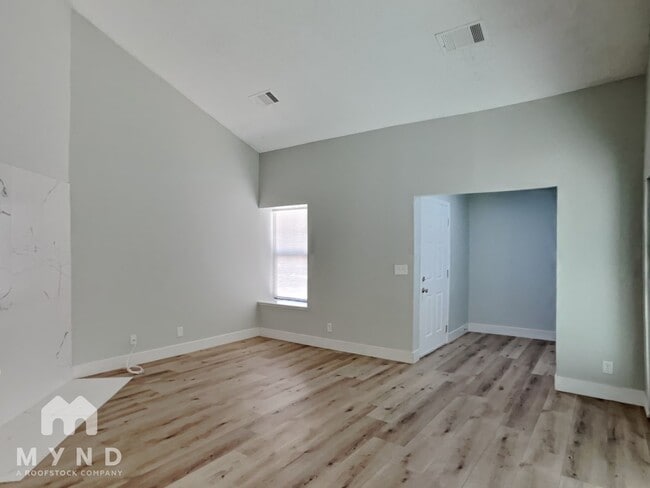 Building Photo - 4336 N Fox Point Dr