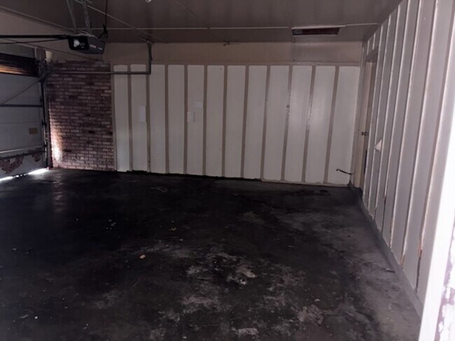 Building Photo - 5725 Brownlee Dr