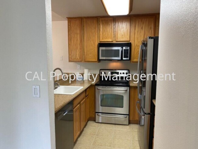 Building Photo - 2 bedroom 2 bathroom condo on North Salina...