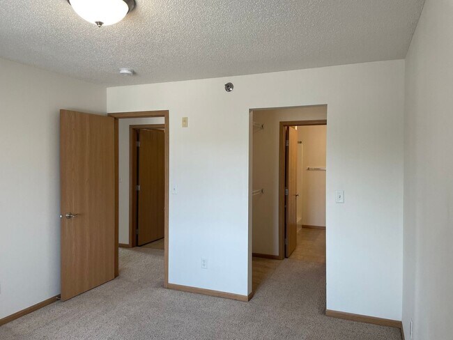 Building Photo - 2 Bedroom 2 Bath - South Fargo - July 1st