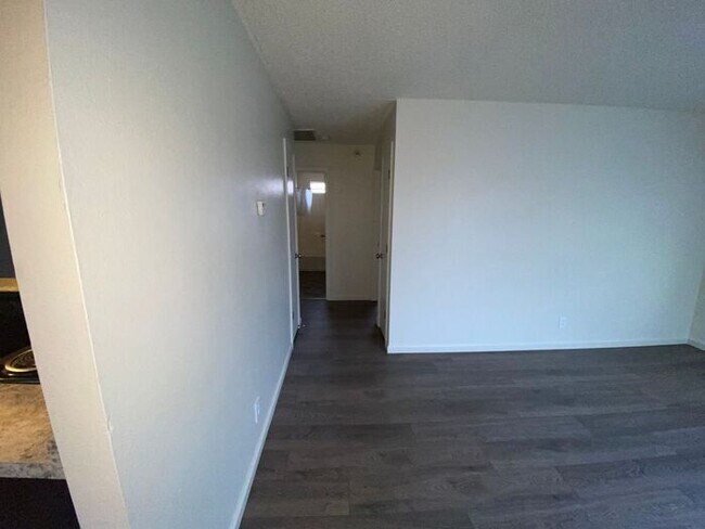 Building Photo - Reno Duplex - Pet Friendly, Garage, Dishwa...