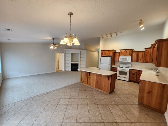 Building Photo - The Seasons @ Mesa Hills 3 bed/2 bath