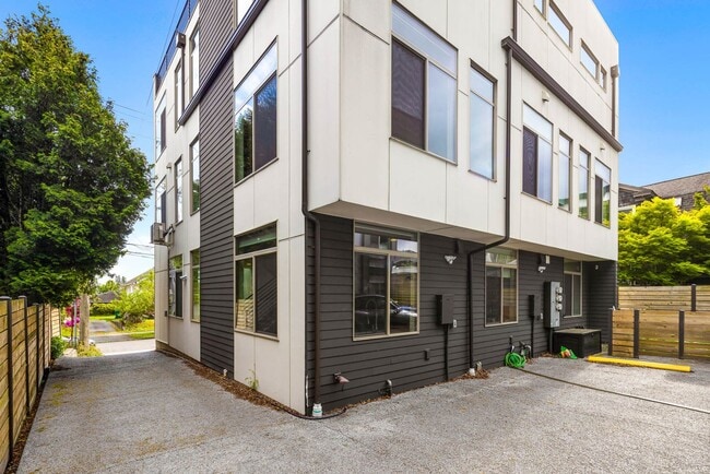 Building Photo - 3 Bedroom Stylish Modern Townhome in the Heart of Ballard