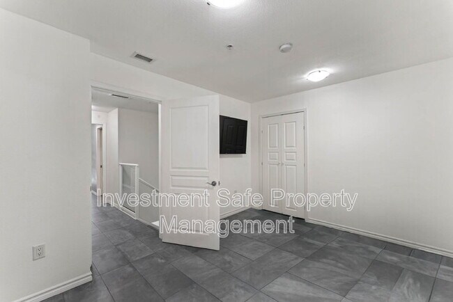 Building Photo - 300 W Beech St