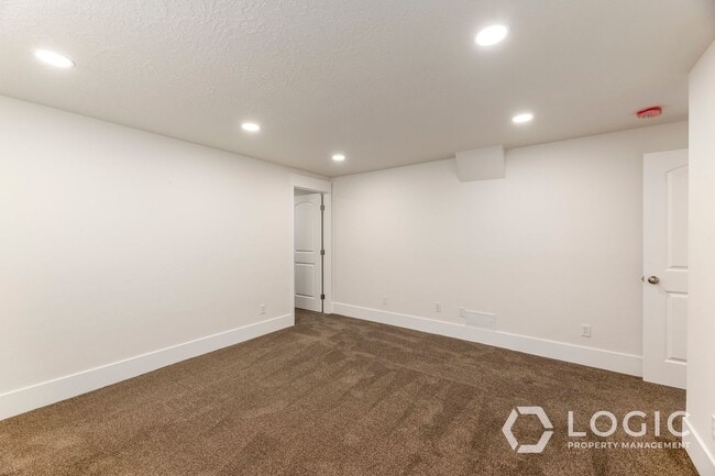 Building Photo - Brand New Basement Apartment With Private ...