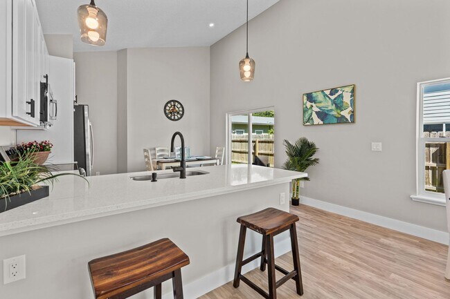 Building Photo - 816 W 9th St