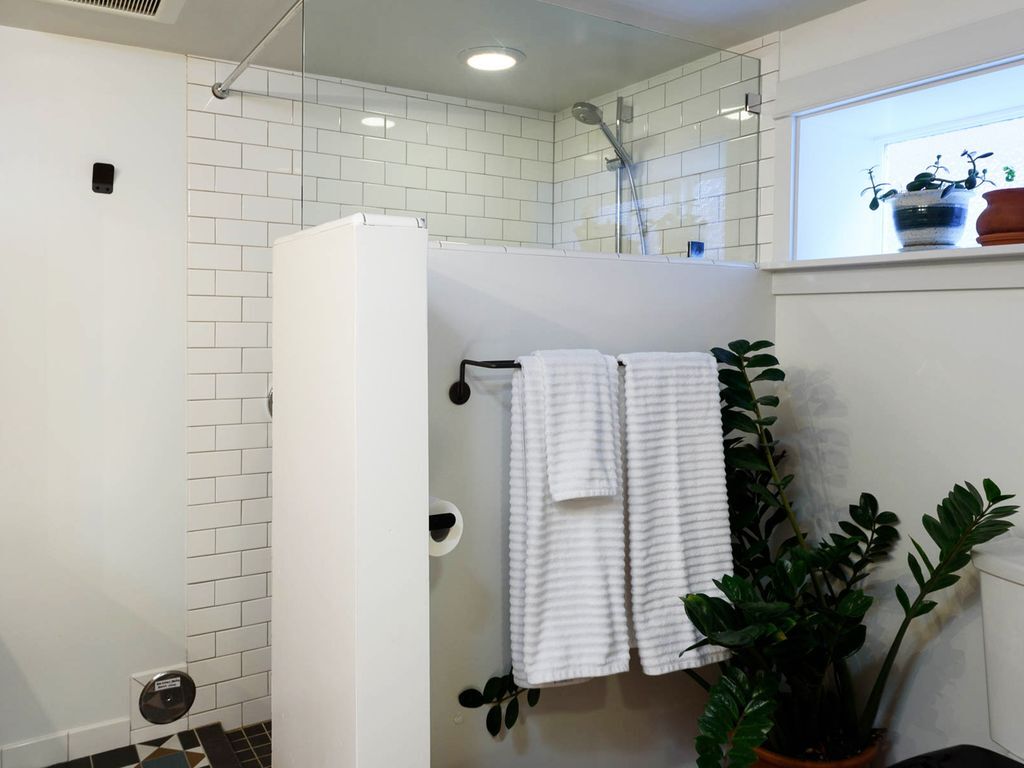 2nd bathroom w/ shower, basement suite, newly remodeled - 539 31st Ave