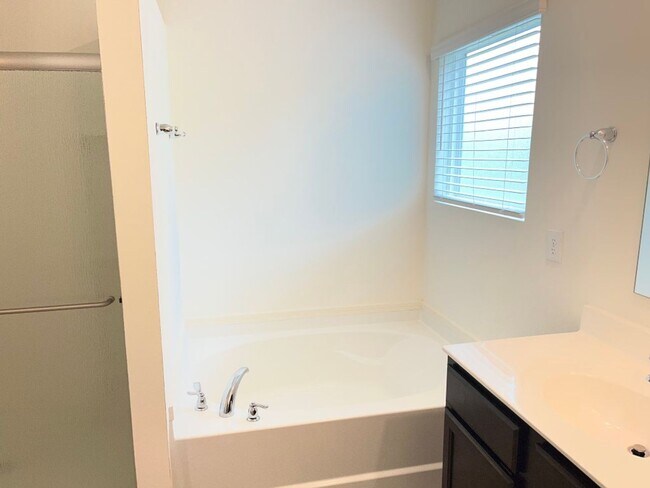 Building Photo - Move in Ready: 4 bedroom- 2 bath Beauty! Appliances Included