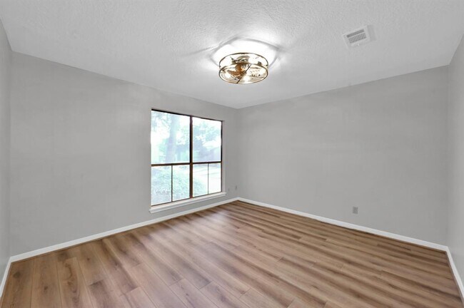 Building Photo - 3843 Knollcrest Dr
