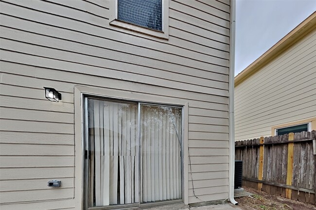 Building Photo - 11802 Rolling Stream Dr