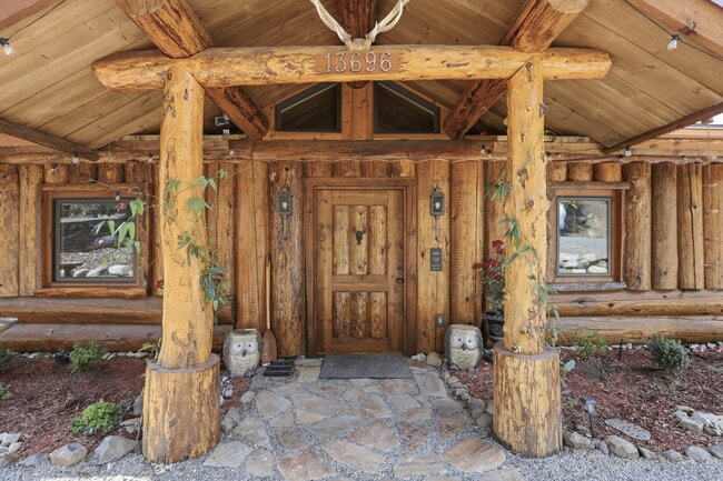 Building Photo - 2BR, 2BTH Executive Log Cabin Living Overlooking Carlin Bay on Lake Coeur d'Alene