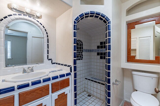Building Photo - Spacious 4 bed 2 bath