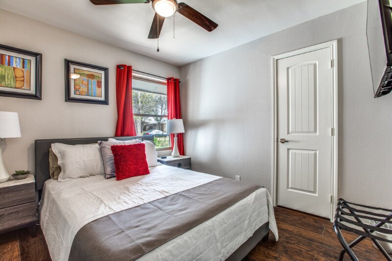 Building Photo - 831 Loganwood Ave