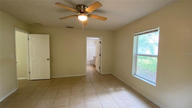 Building Photo - 523 Silver Way Dr