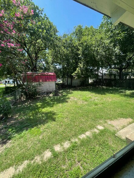 Building Photo - 704 S Anglin St