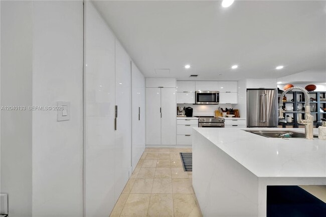 Building Photo - 2101 Brickell Ave