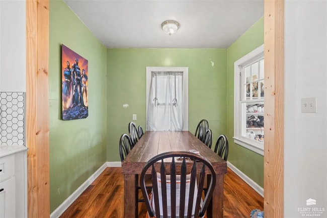 Building Photo - Charming Single Family Home!
