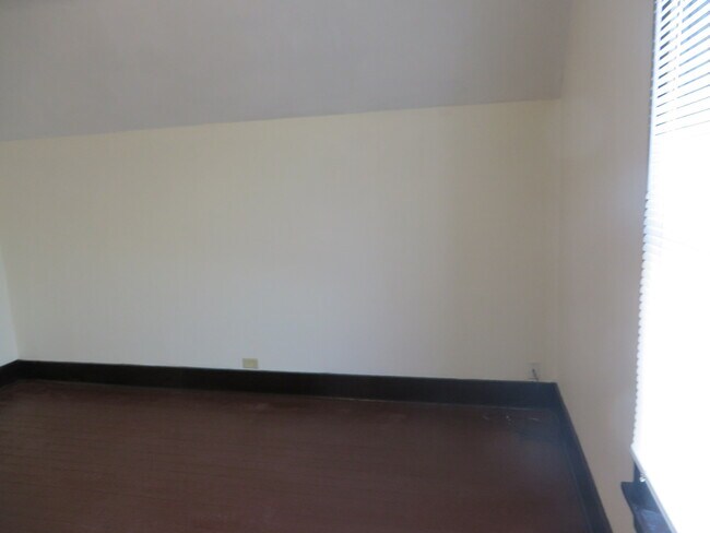 Building Photo - Large Three Bedroom, 1.5 Bathroom Home hal...