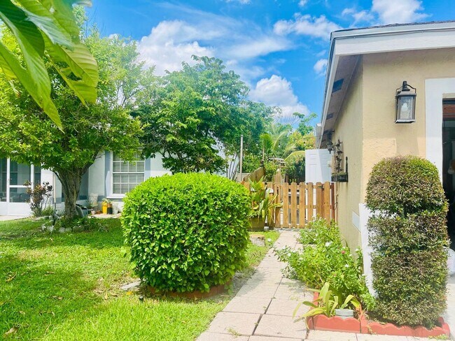 Building Photo - 6817 Barnwell Dr