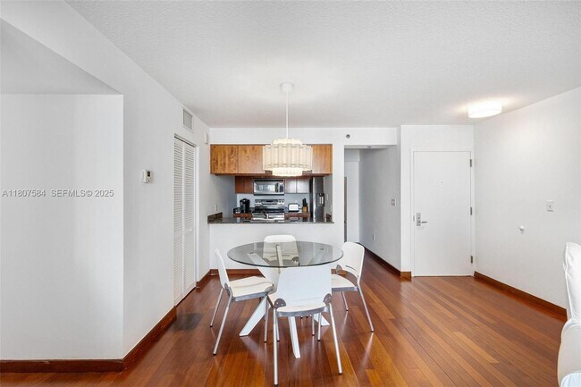 Building Photo - 1200 Brickell Bay Dr