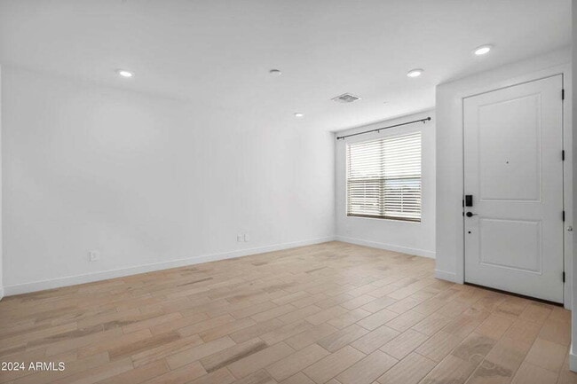 Building Photo - Luxurious Condo in Sterling Grove