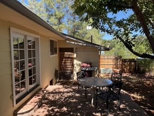 Building Photo - Cozy, West Sedona home with large fenced b...