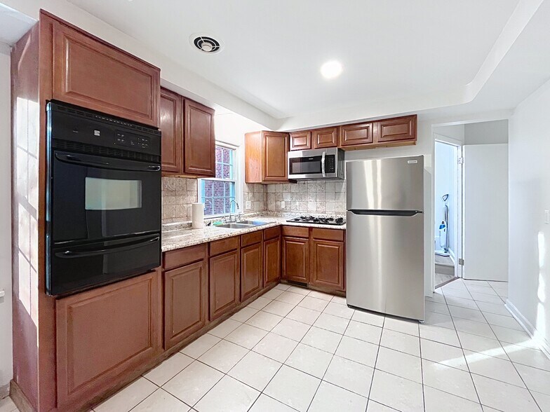 Building Photo - 18411 Chagrin Blvd