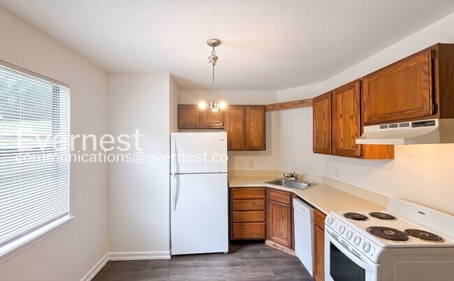 Building Photo - 2 Bed/1.5 Bath Home with Off-Street Parking / Pet-Friendly / Available Now!
