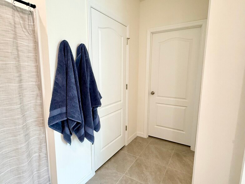 Building Photo - 13 Melogold Dr