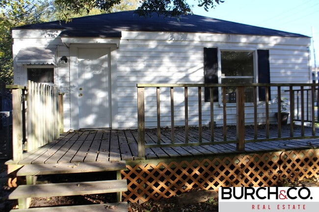 Building Photo - 2 Bedroom/ 1Bath Available