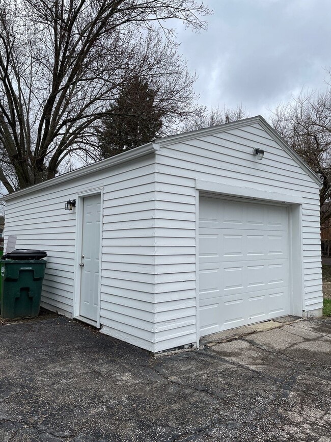 Building Photo - 147 Conrad St