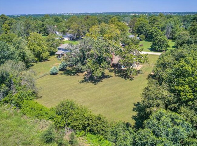 Building Photo - Beautiful 4 bedroom home. Country space, modern updates.