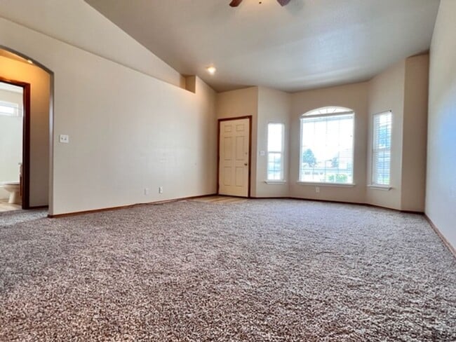 Building Photo - 2800 Fayette~Close to Park, Split Bedroom ...