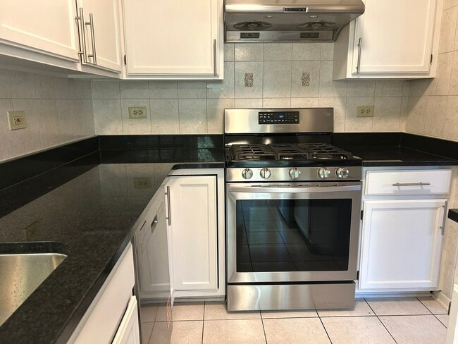 Building Photo - 1227 S Parkside Dr