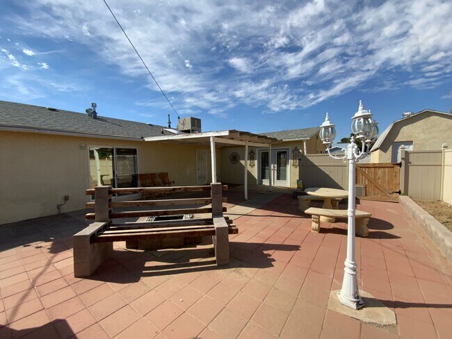 Building Photo - 3 Bedroom Single Story Home Available Near...