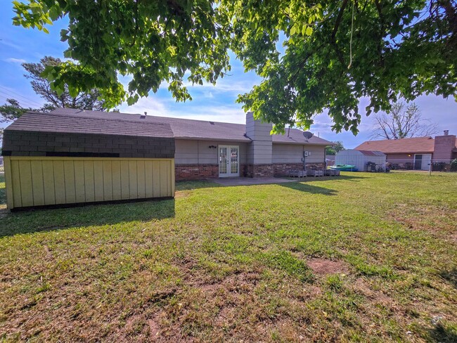 Building Photo - 3 Bedroom 2 Bath Home In Shawnee