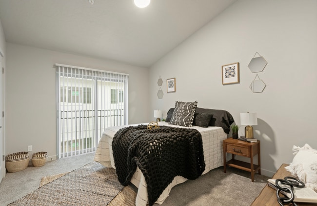 Building Photo - Fantastic Top floor unit.
