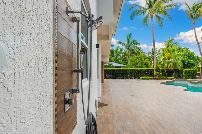 Building Photo - 552 Palm Dr