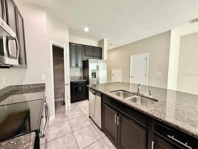Building Photo - 7123 Summer Holly Pl