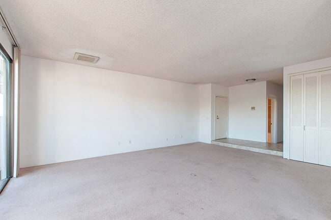 Building Photo - HUGE 2BD/2BA CONDO IN MISSION HILLS - AMAZ...