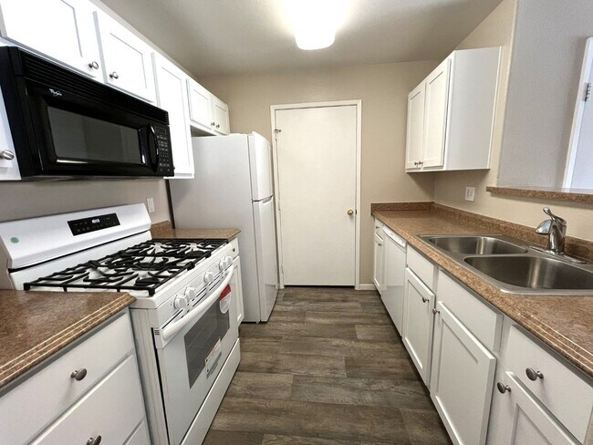 Building Photo - GATED SEVEN HILLS 1 BED/1 BATH CONDO