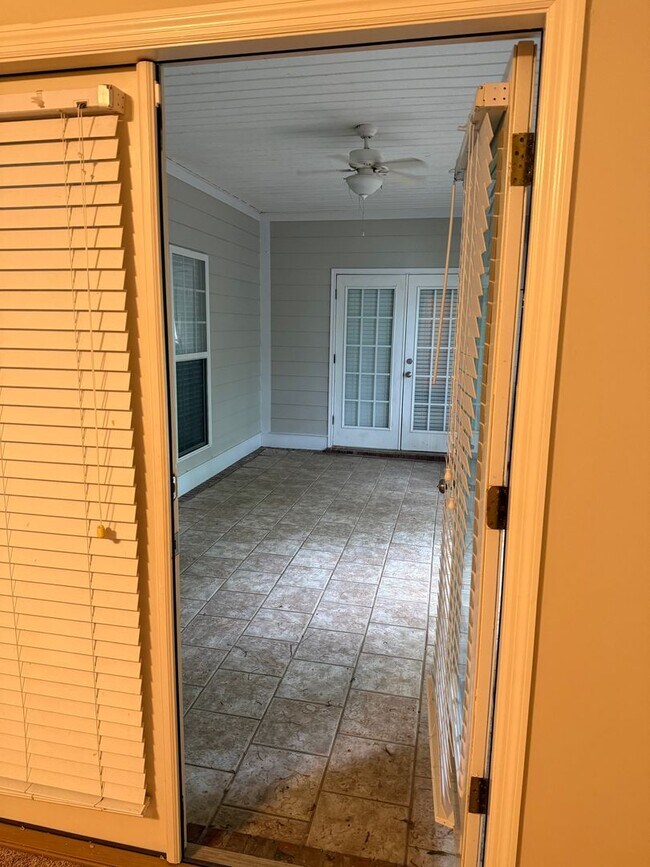 Building Photo - 1633 Devon Dr