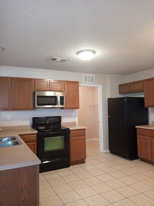 Building Photo - RIO RANCHO THREE BEDROOM