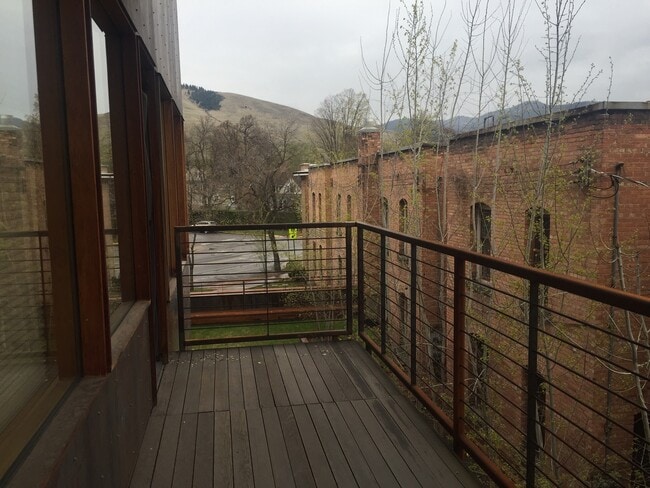 Building Photo - Amazing High End Condo in Award Winning "C...