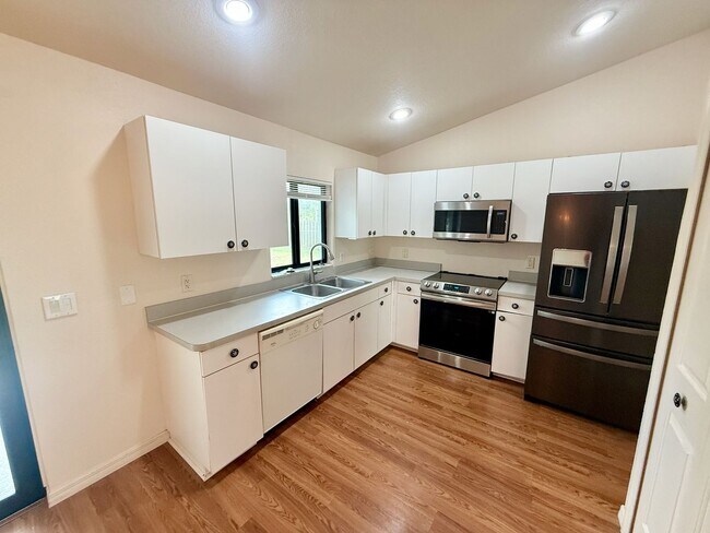 Building Photo - Beautifully updated 3BR/2BA home in a prime North Port location!
