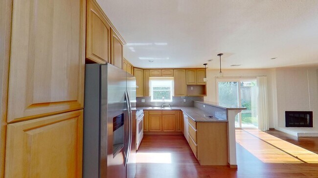 Building Photo - Beautiful Santa Clara home with fenced bac...