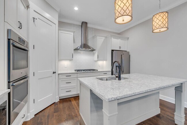 Building Photo - Stunning 5BE/4.5BA in the heart of Green H...