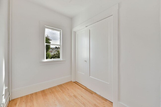 Building Photo - Cole Valley: Bright Top Floor Unfurnished 1 Bed 1 Bath with Garage Parking