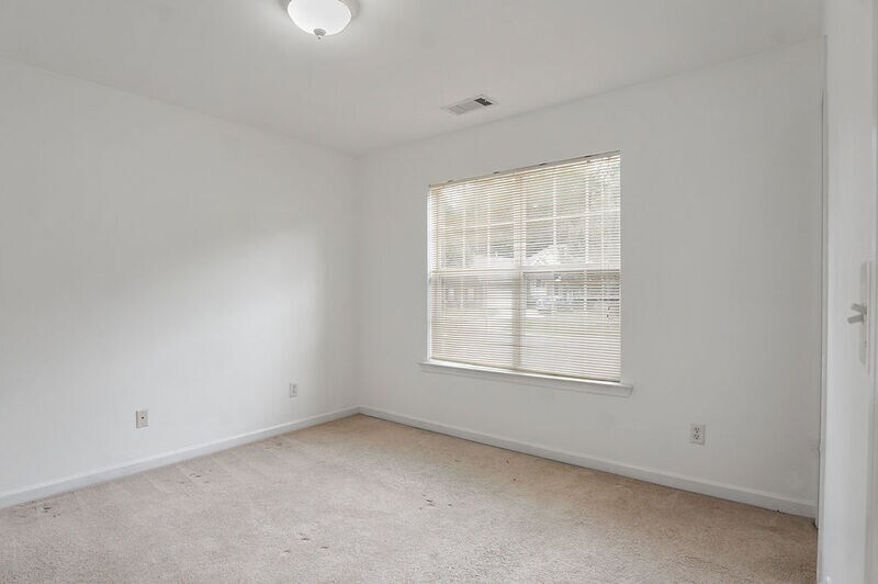 Building Photo - 164 Village Ln