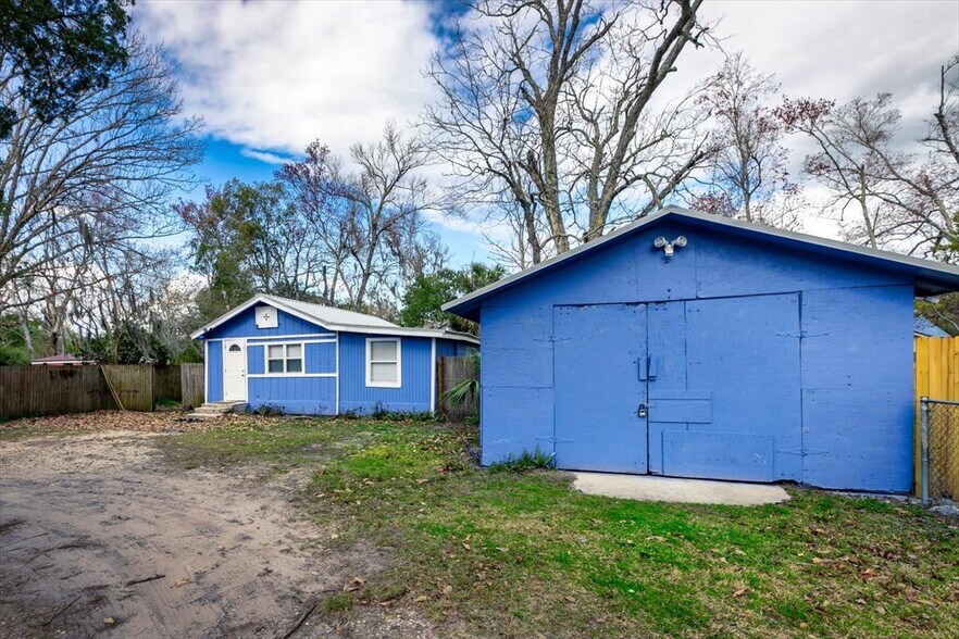 Building Photo - 531 New Berlin Rd